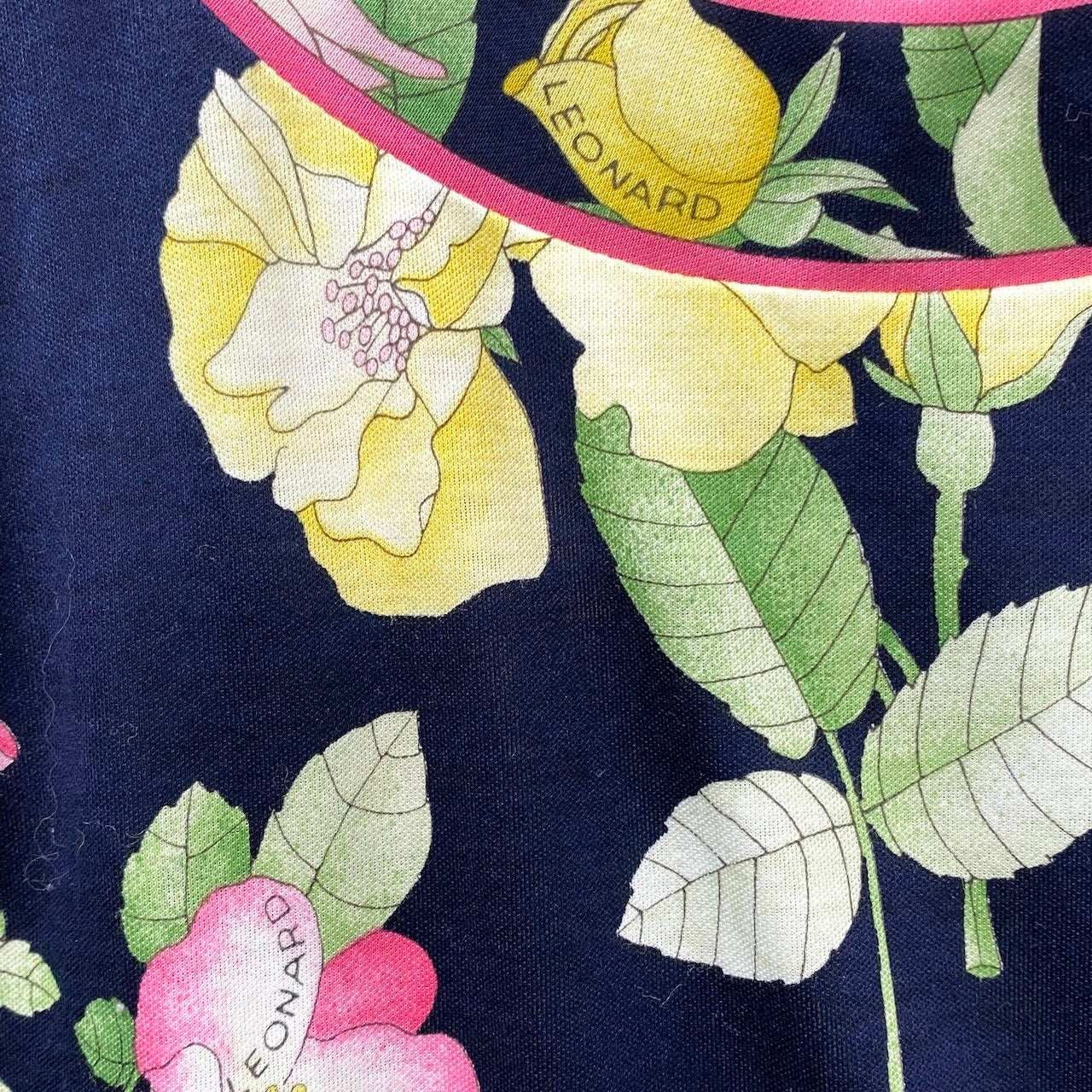 27f17 【美品】 LEONARD FASHION レオナール 半袖Tシャツ クルーネック カットソー 美しい花柄プリント サイズM ネイビー コットン100％ レディース 女性服u02t