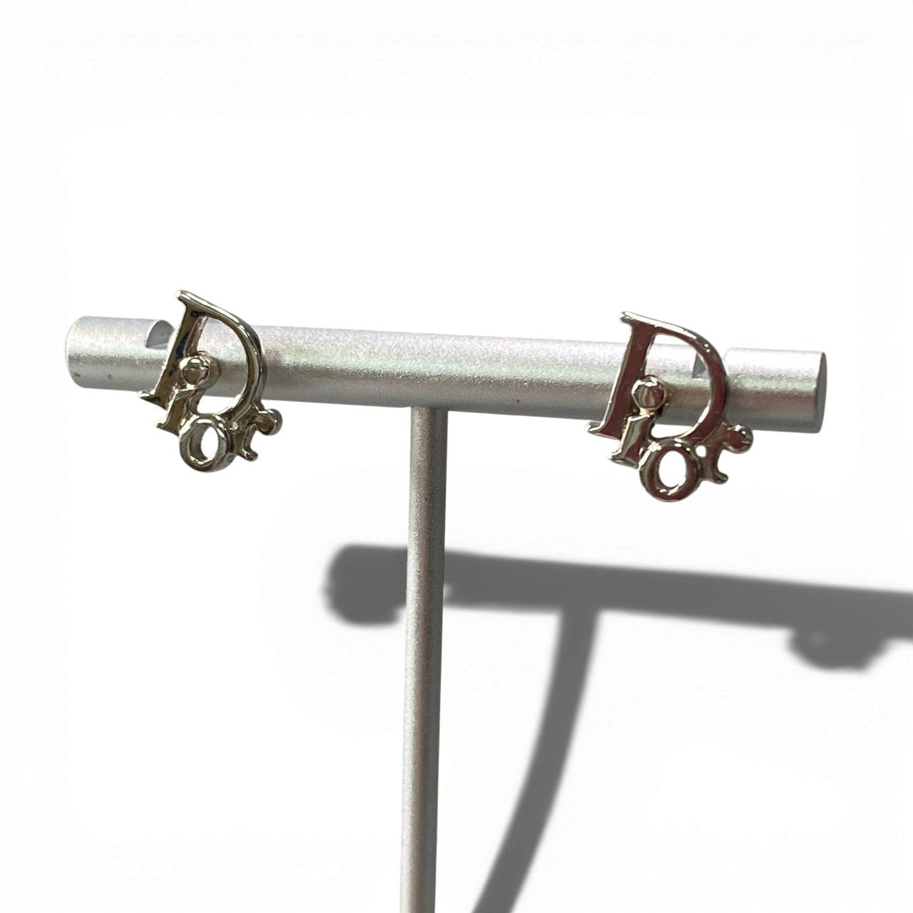 c4 Christian Dior クリスチャンディオール ロゴデザイン ピアス 両耳 シルバー Logo Pierced Earringst18r