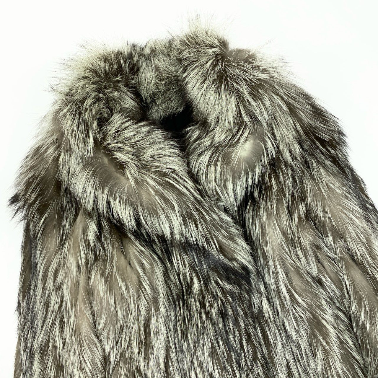 39k1《美品》 SAGA FOX サガフォックス 金サガ シルバーフォックス リアルファーコート 最高級本毛皮 FOX FUR COAT 毛並み◎t18r