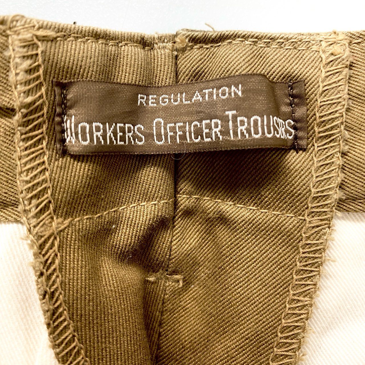 45c6 【極美品】WORKERS ワーカーズ オフィシャルトラウザーズ チノパン ボトムパンツ 28サイズ ベージュ コットン100％ メンズ 男性用u02t