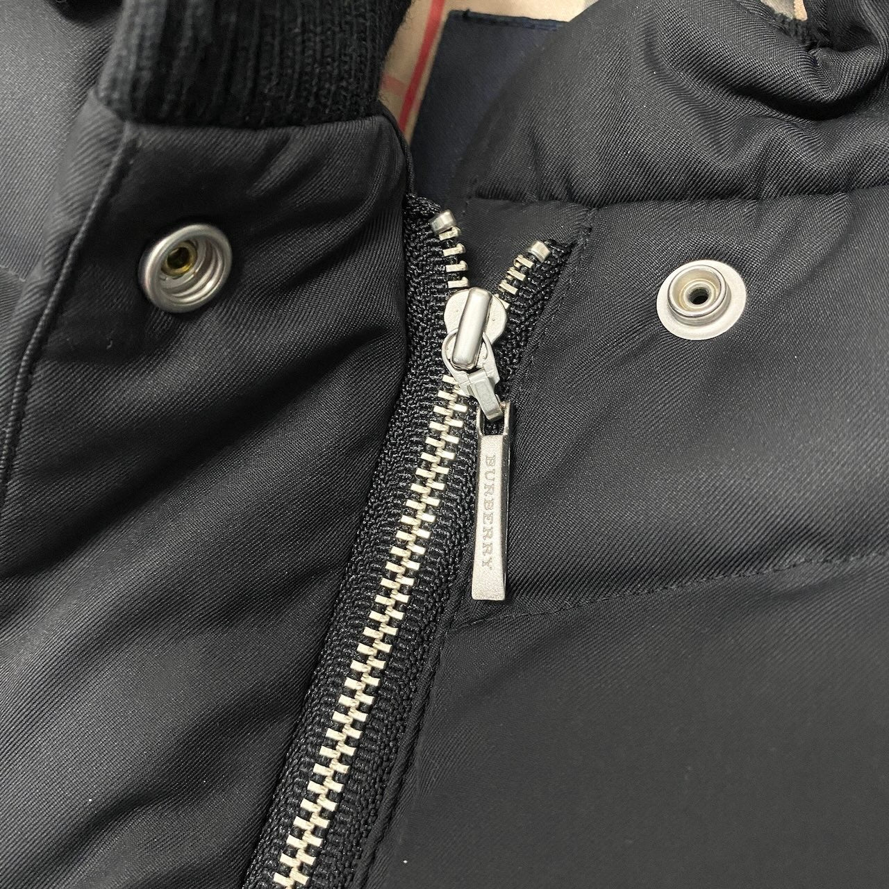 23e7 BURBERRY LONDON バーバリーロンドン ダウンジャケット ジャンパー ノバチェック ブルーフォックス ベアチャーム付 サイズ130A ブラック キッズ 子ども服u02t