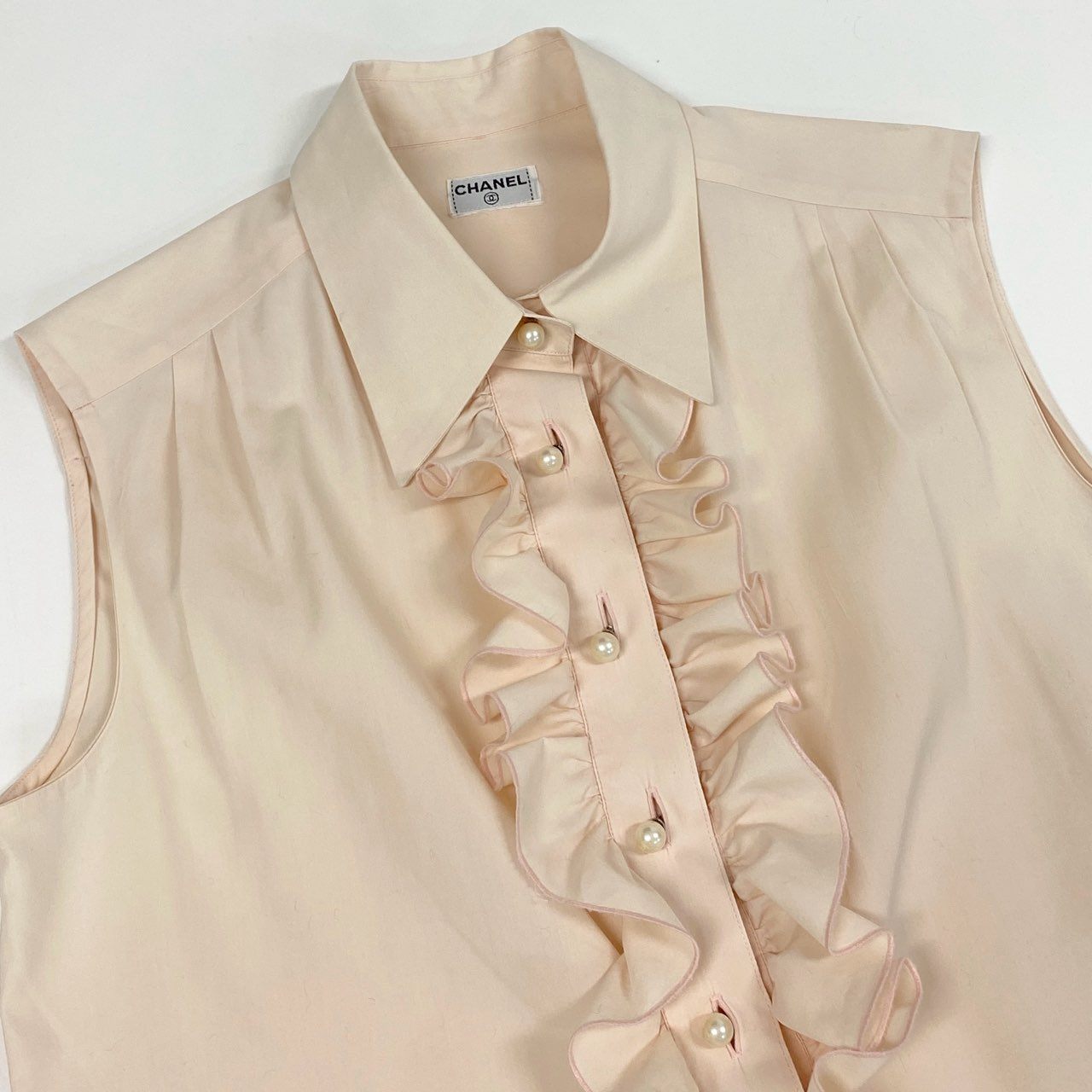 38b9 CHANEL シャネル パールボタン フリルブラウス ノースリブ トップス ベージュ系 シルクコットン レディースta1