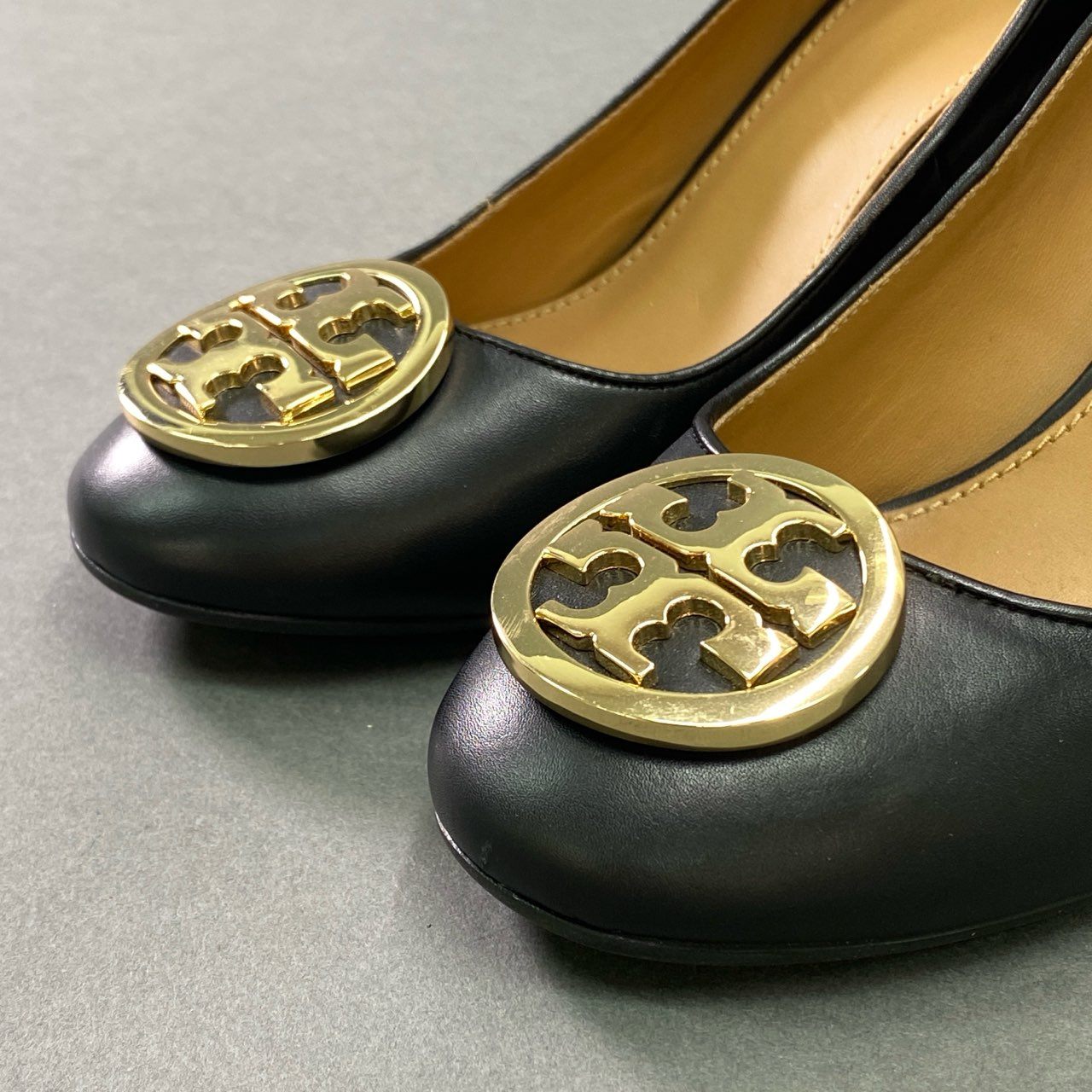 2k9 《美品》 TORY BURCH トリーバーチ Benton レザーパンプス 5.5（約22.5cm） ブラック leather ゴールドロゴ シューズ チャンキーヒール