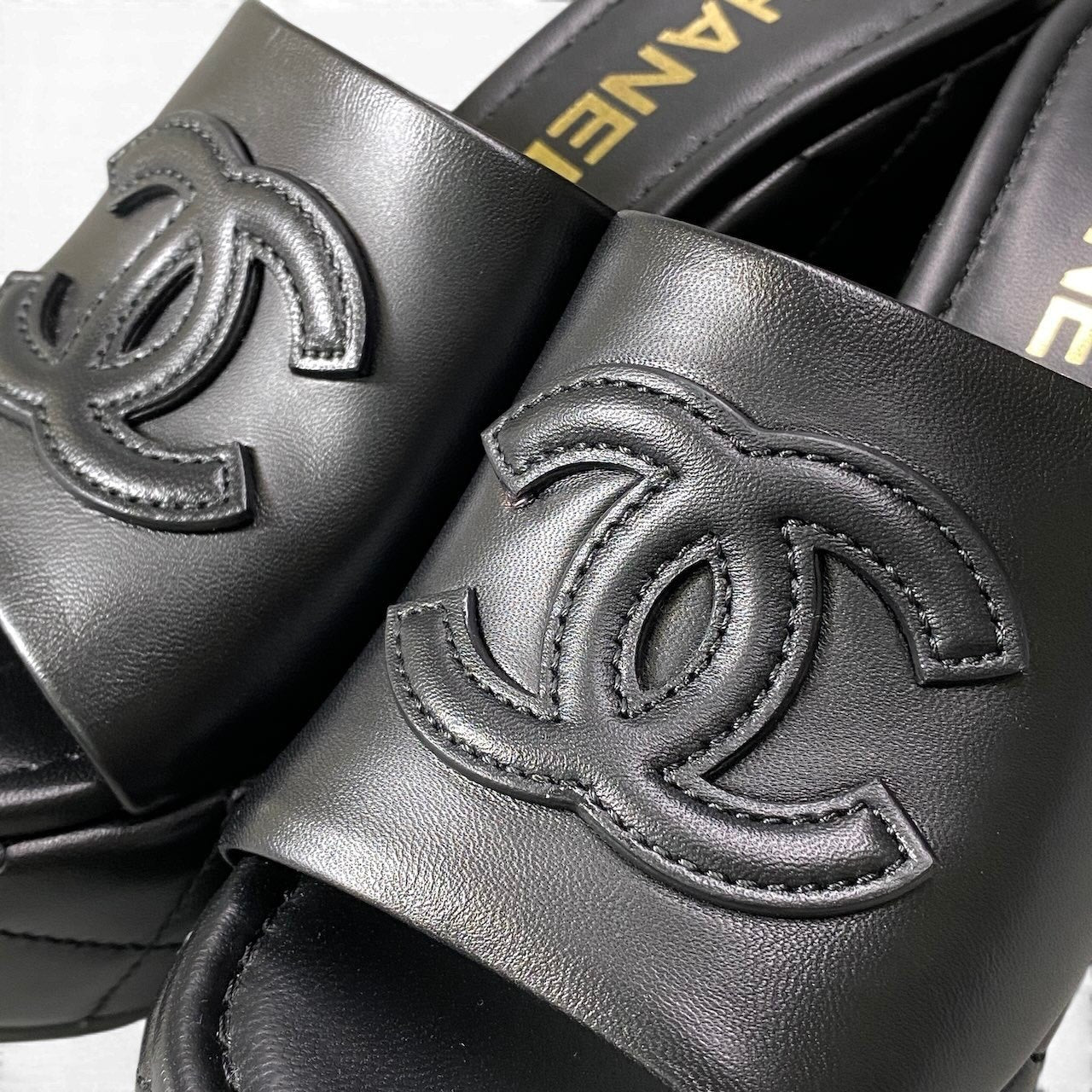 Ce4 CHANEL シャネル 2025年 メティエダール マトラッセ ココマーク プラットフォームサンダル G46513 サイズ36 ブラック レディース 女性靴k02i