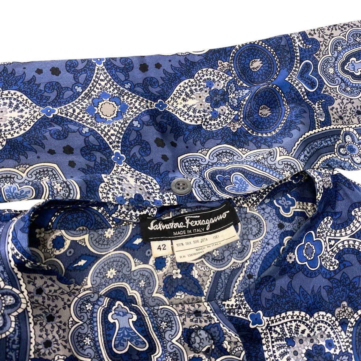 31f18 Salvatore Ferragamo サルヴァトーレフェラガモ ボウタイシャツ シルクシャツ イタリア製 総柄 ペイズリー柄 長袖シャツ 42 ブルー ホワイト シルク100％ レディース 女性用o07t