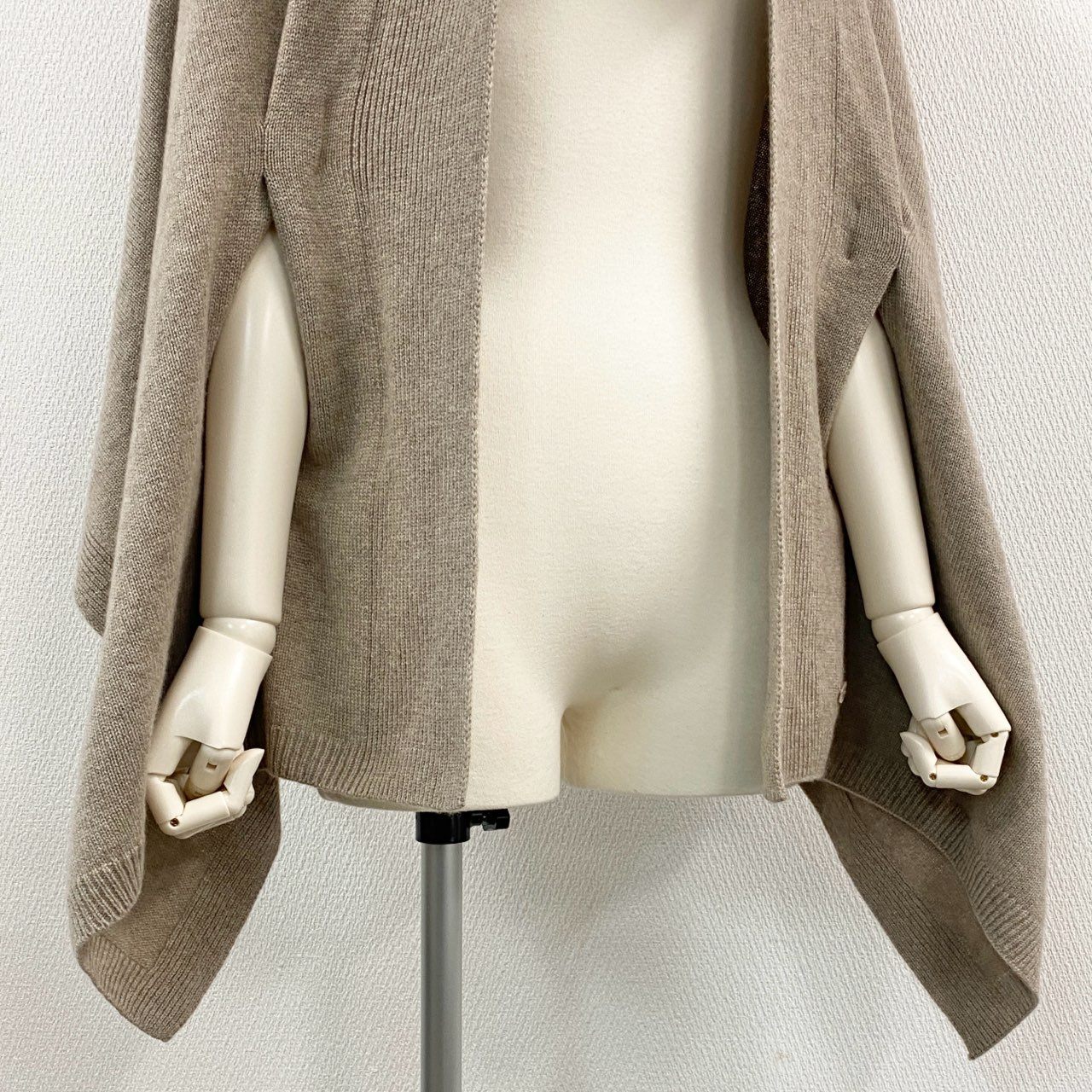 5L17【美品】FOXEY フォクシー ニットセーター フーディー ポンチョ ファー ロゴプレート トップス アウター ベージュ レディースk02i