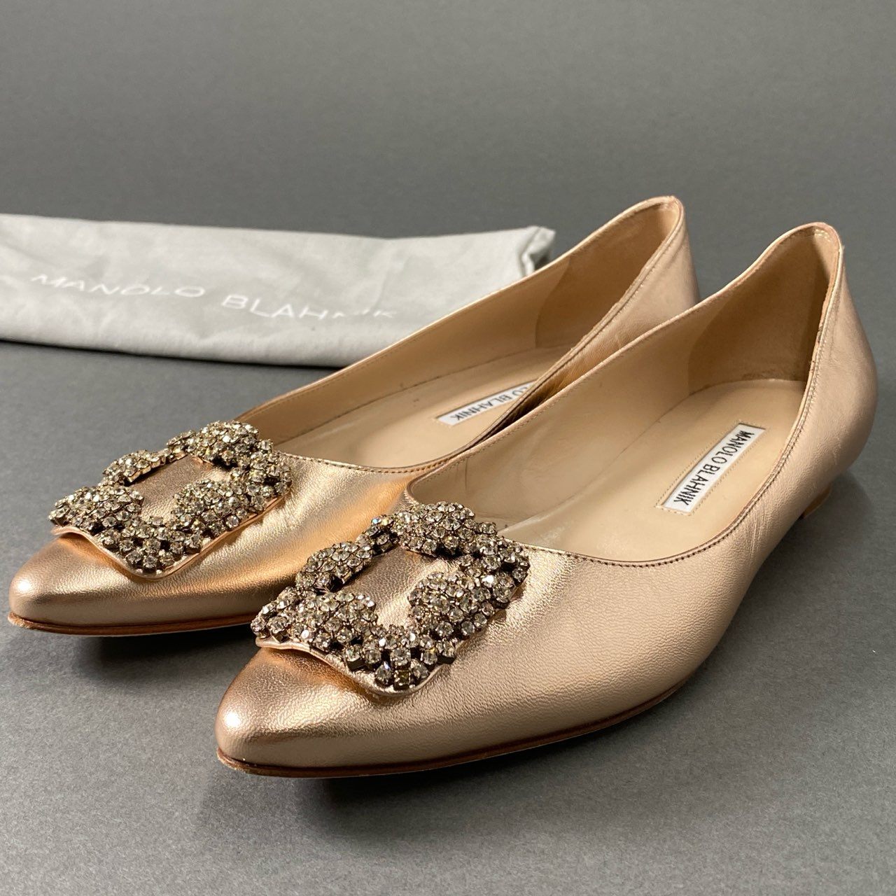 1f24 イタリア製 MANOLO BLAHNIK マノロブラニク ビジューバックル フラットシューズ フラットパンプス ポインテッド 36 1-2 メタリック ピンクベージュ レディース