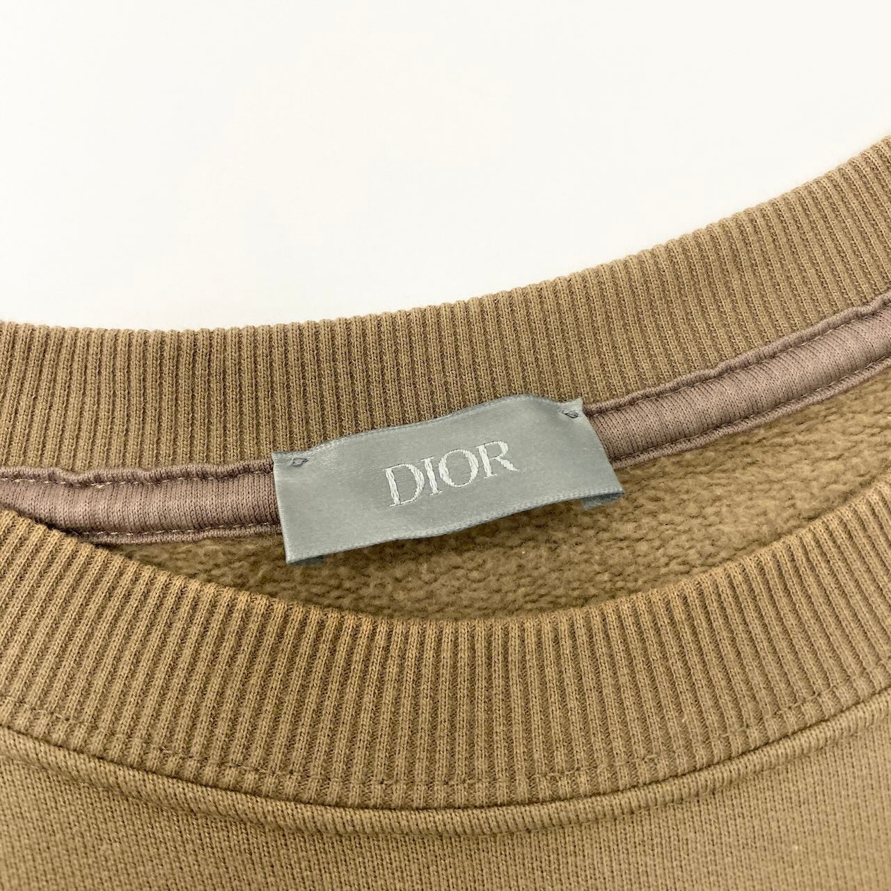 14d13 Dior HOMME  CACTUS JACK ディオールオム カクタスジャック オーバーサイズ ロゴトレーナー ペイント加工 クルーネック ロゴ刺繍 283J679A0531 Lサイズ ブラウン カーキ系 コットン メンズo07t