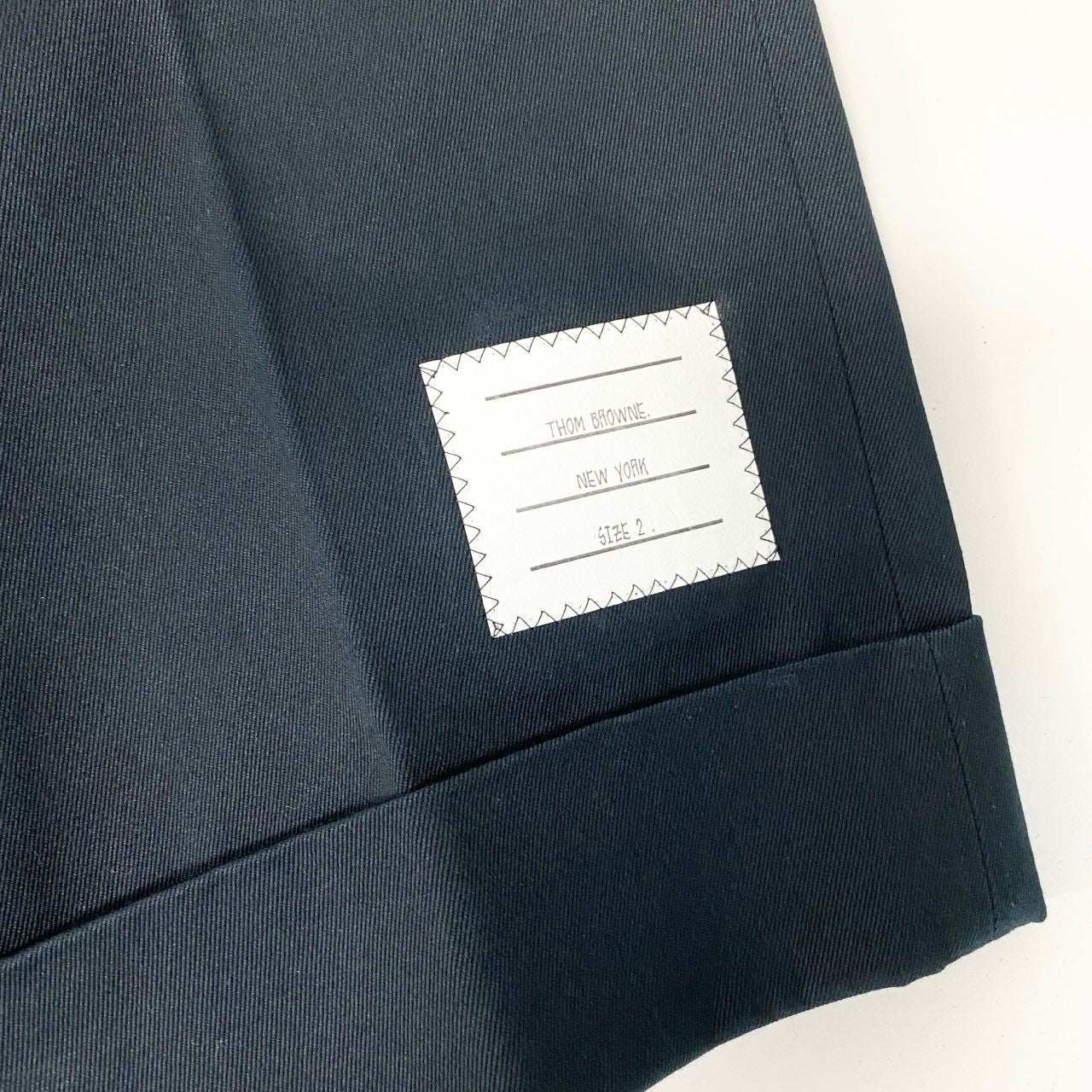 Mb23 THOM BROWNE トムブラウン コットン ツイン 4BAR チノ トラウザー ネームタグ アップリケ MTU245A-03788415 2サイズ ネイビー コットン100％ メンズ 男性用u02t