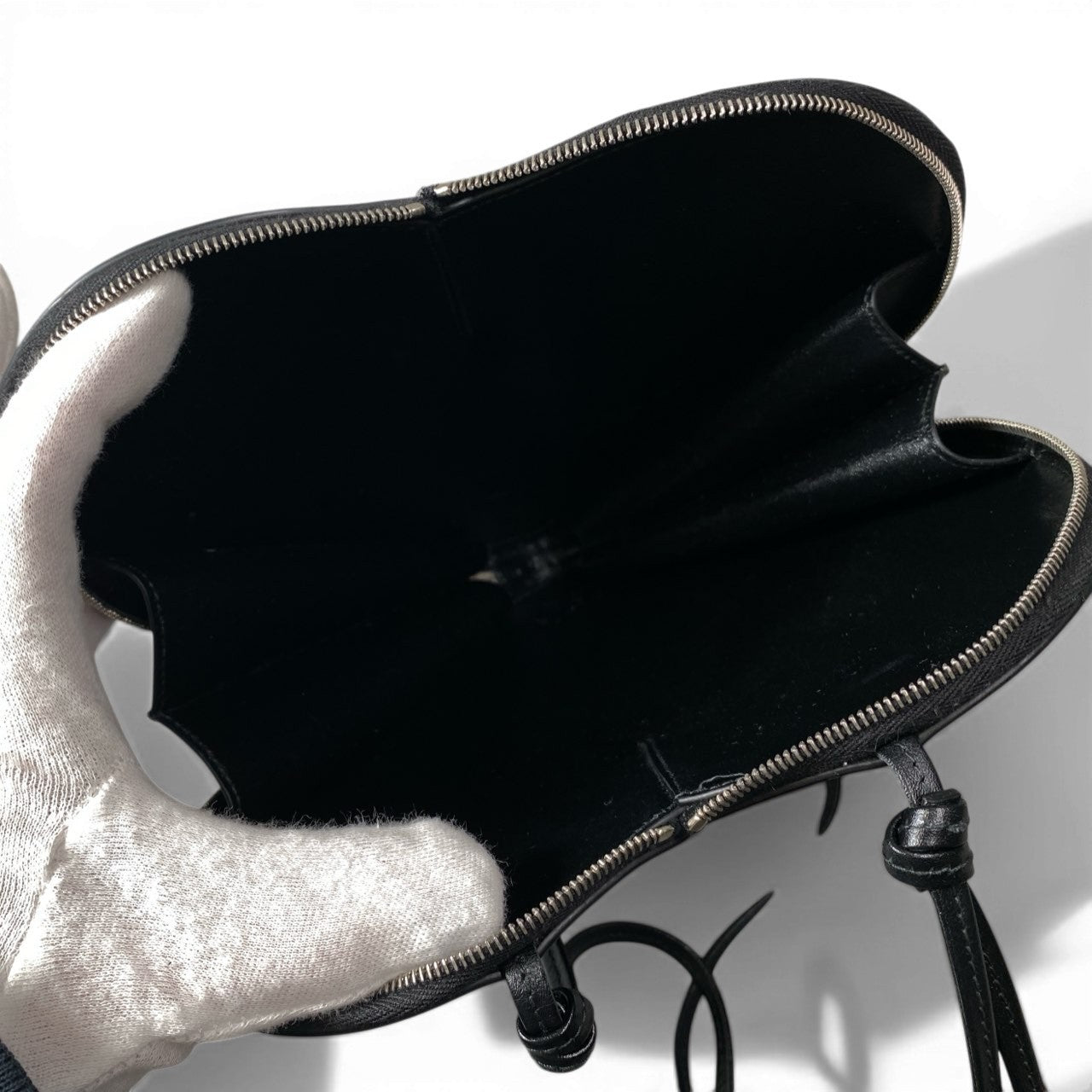 c23 【美品】ALAIA アライア ハート ル クールショルダーバッグ レディース ブラック レザー レディース バッグk02i