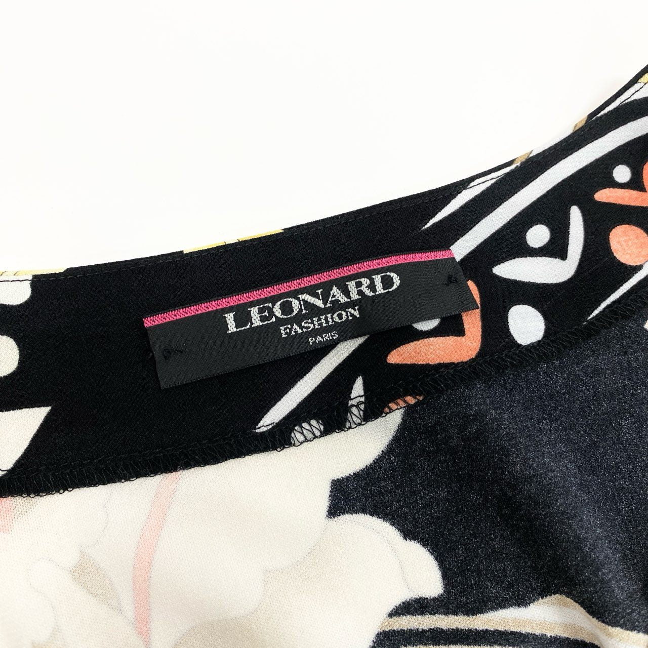31b12 LEONARD レオナール 半袖Vネックワンピース カンカン素材 美しい花柄プリント 0170509 LLサイズ ブラック レディース 女性用u02t