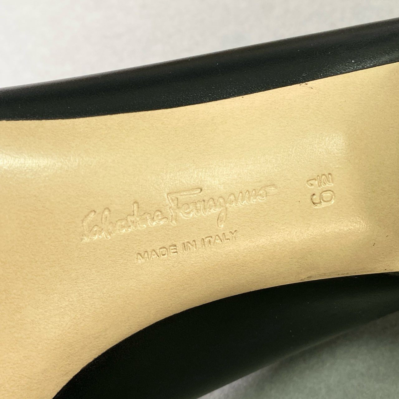 5a27 Salvatore Ferragamo サルヴァトーレフェラガモ VARA 1 ヴァラリボン ヒールパンプス シューズ イタリア製 6 1/2 ブラック レザー