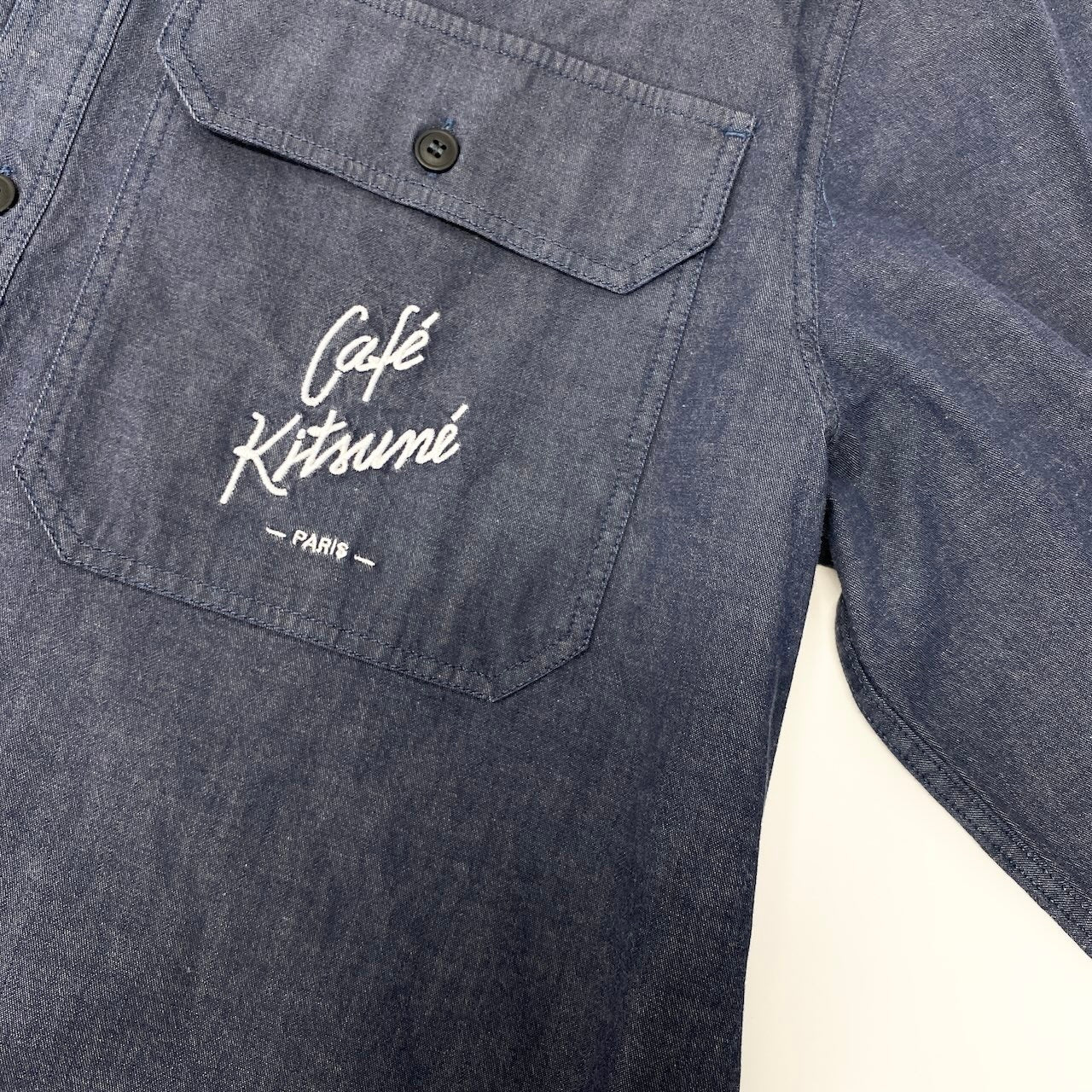 43c30 【未使用タグ付】 MAISON KITSUNE × Café Kitsune メゾンキツネ オーバーサイズ デニムシャツ ロングスリーブ ロゴ刺繍 メンズ 紳士服 IM00473WC2009 L ネイビーo07t