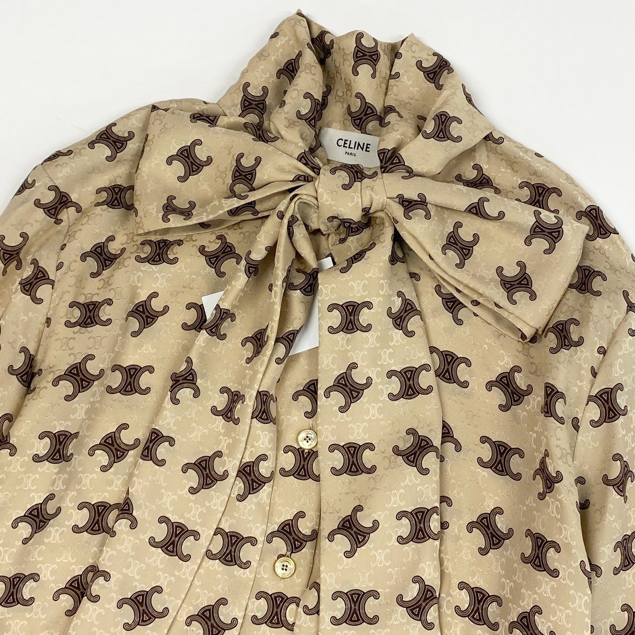 8i22 【未使用品】 CELINE セリーヌ 23SS ラヴァリエール トリオンフ シルクブラウス 2B805812T 36 ベージュ マカダム シャツ タグ付きt18r
