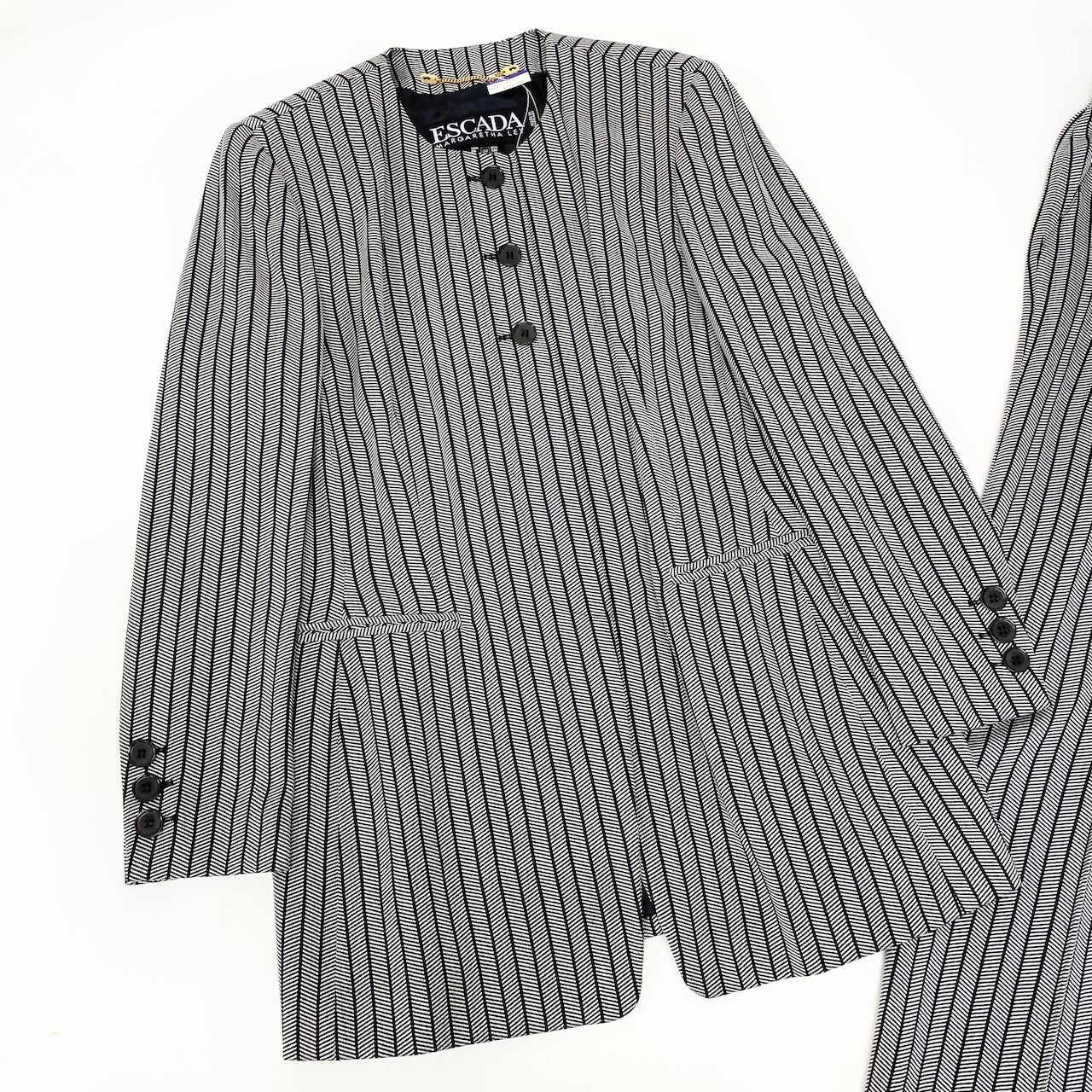 50e8【未使用タグ付】 ESCADA エスカーダ セットアップ パンツスーツ ノーカラー ロングジャケット タックパンツ ストライプ柄 サイズ38 ブラック ホワイト レディース 女性用u02t