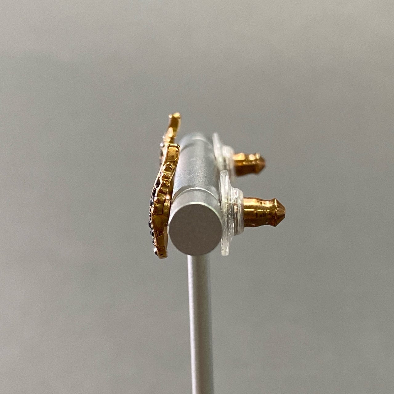 f6 Swarovski スワロフスキー ラインストーン ピアス フェザーモチーフ アクセサリー ジュエリー クリスタル ゴールド ブラック