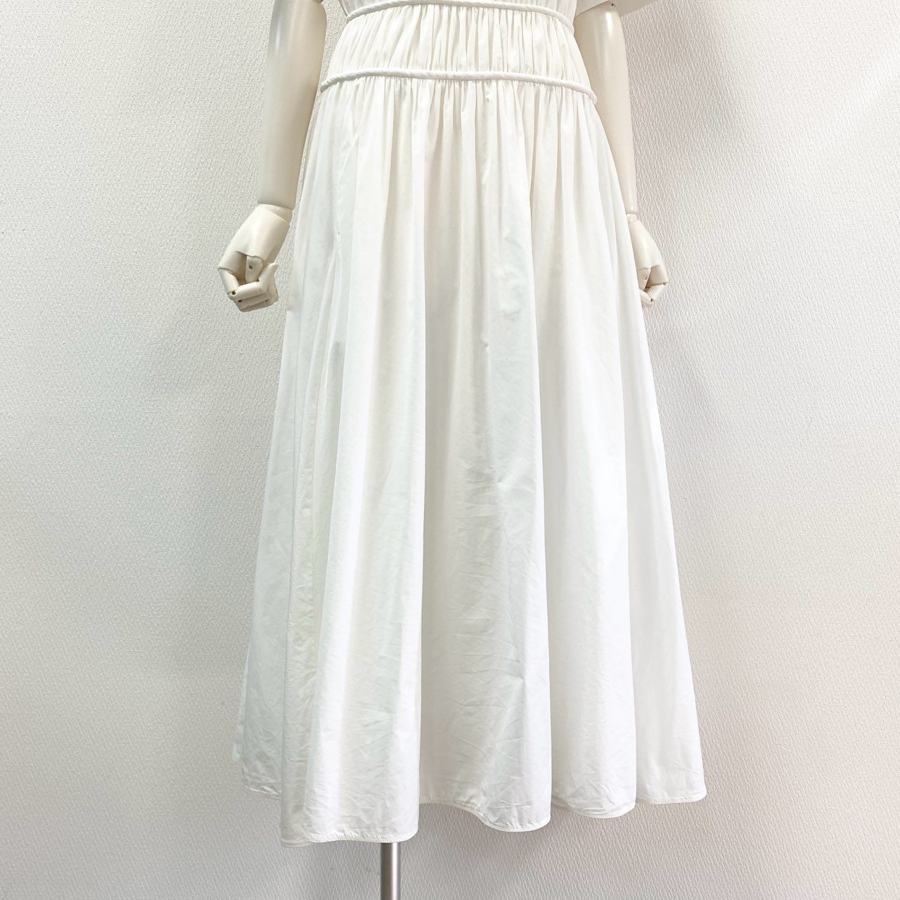 60j27《美品》ebure エブール コットンタイプライターウエストギャザーワンピース 半袖ワンピース フレア ロング丈 3310300303 36サイズ ホワイト レディースu02t