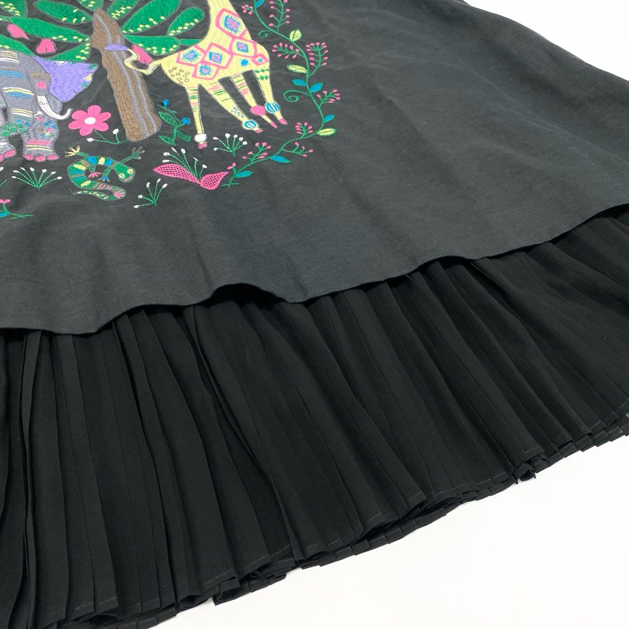 18k20 TOKUKO 1er VOL トクコプルミエヴォル レイヤード ロングワンピース プリーツ切替 アニマル刺繍 コットンリネン レディース 女性用 9 ブラックu02t