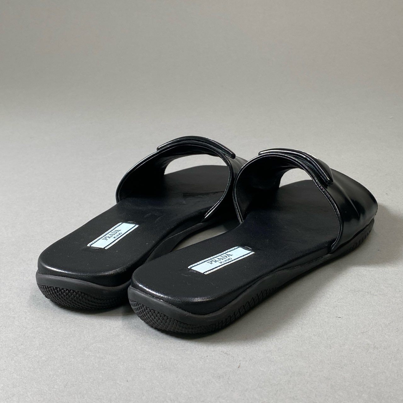 i30 《美品》 PRADA プラダ トライアングルロゴ パデッドナッパレザーサンダル 35 1/2 ブラック ミュール 三角ロゴ シューズt18r