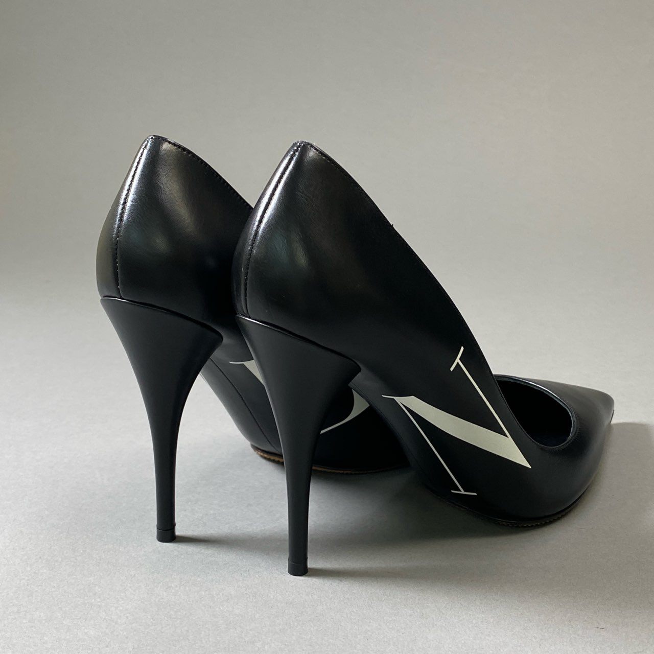 3i30 《極美品》 VALENTINO VLTN ヴァレンティノ ロゴパンプス ハイヒール  ポインテッドトゥ  38サイズ ブラック レザー レディースt18r