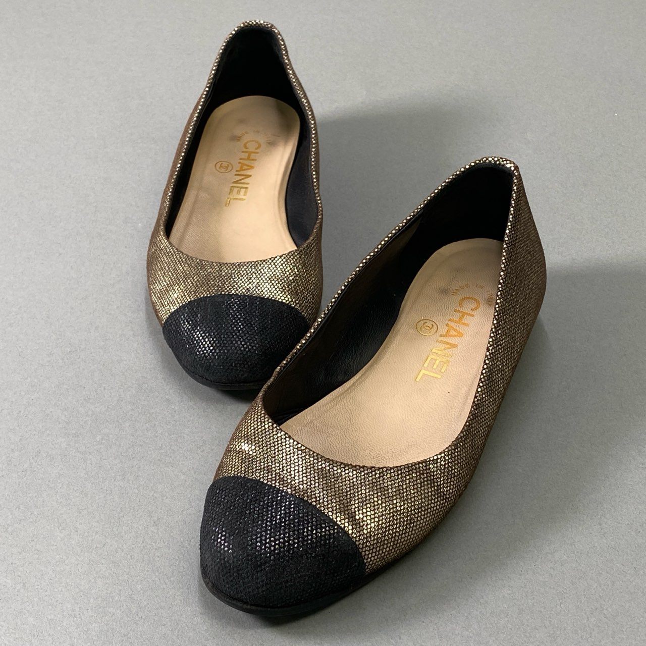 1i4 CHANEL シャネル ローヒールパンプス シューズ ラウンドトップ ココマーク G28536 サイズ35 ゴールド ブラック レディースu02t