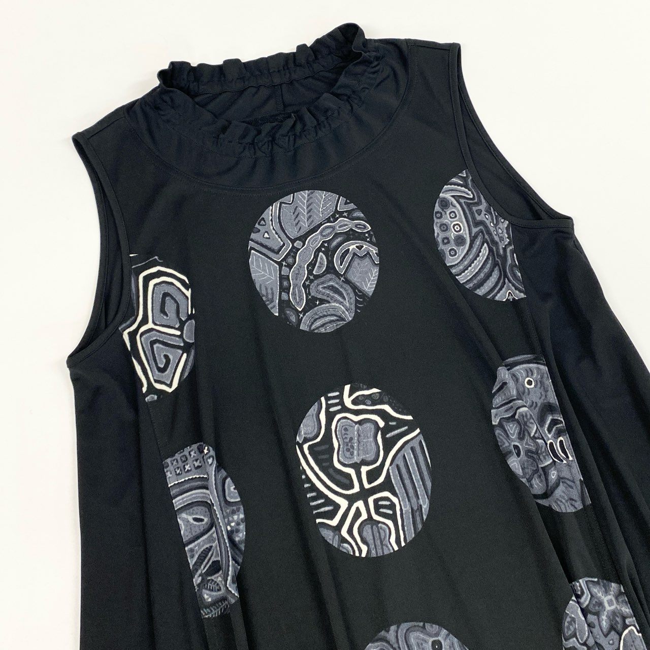 76k21 TOKUKO 1er VOL トクコプルミエヴォル ノースリーブワンピース フレアワンピース フリルネック フロントプリント レディース 9 ブラック ポリエステル100％u02t