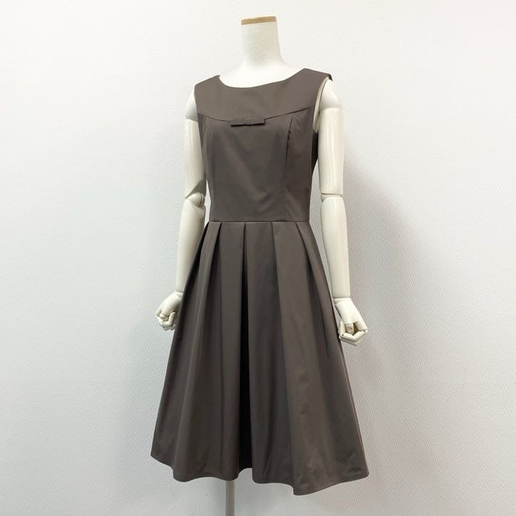 64g24 Rene ルネ タックプリーツ フレアスカート ノースリーブワンピース ドレス リボン レディース 女性用 5536120 36 カーキ系
