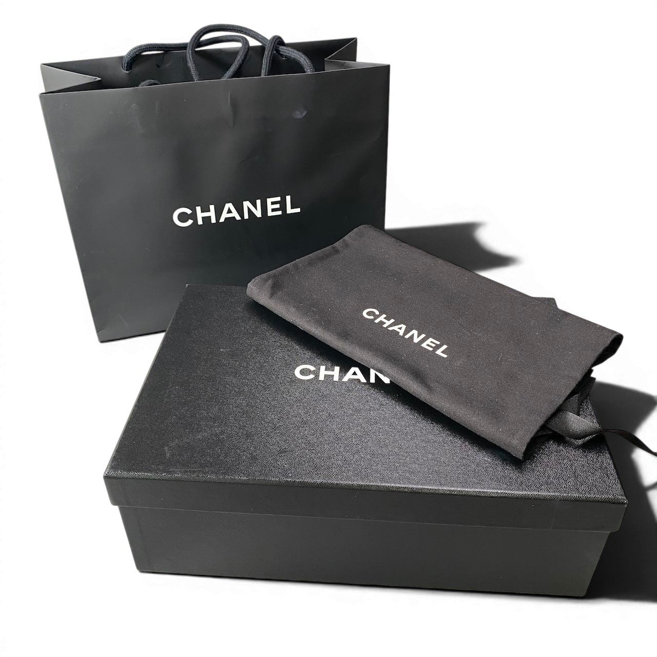 f10 【新品保管品】CHANEL シャネル スウェードサンダル ラインストーンロゴ G45366 37 1/2サイズ ブラック レザー レディース 女性用k02i