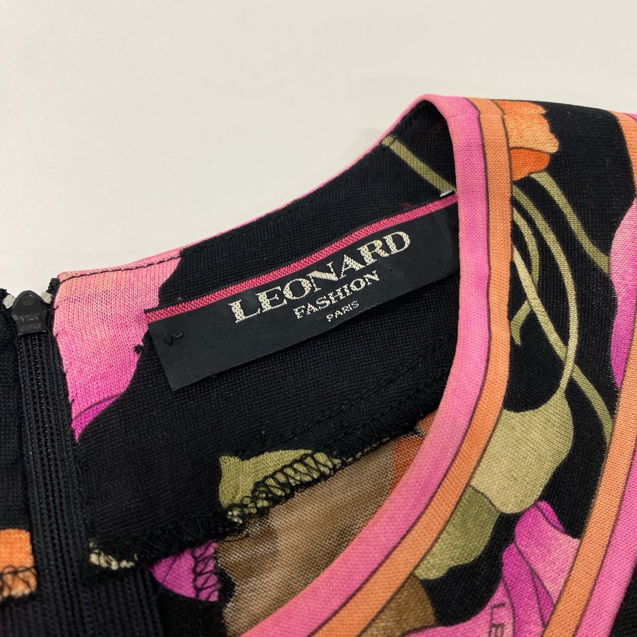 19k10 LEONARD レオナール 長袖カットソー クルーネック 花柄 トップス 0389144 Mサイズ ブラック レディースu02t