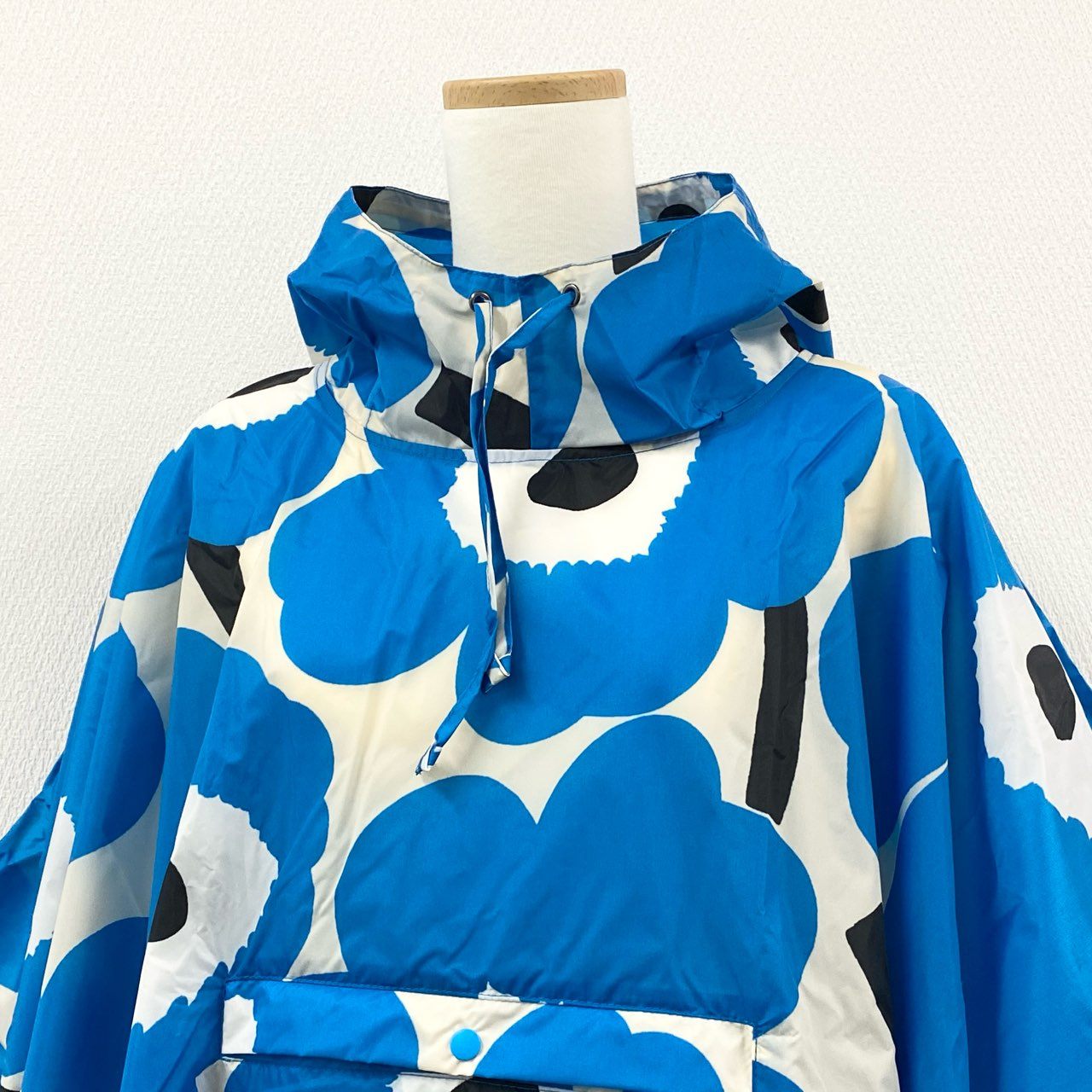 56d13 【未使用タグ付】 marimekko マリメッコ Unikko Rain Poncho レインコート ポンチョ ウニッコ柄 花柄プリント ONE SIZE ブルー ホワイト レディース 女性用u02t
