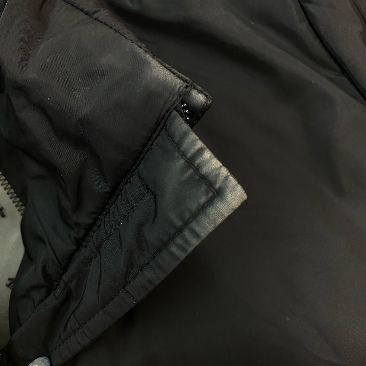 24L22 PRADA プラダ ナイロンジャケット 中綿ジャケット フーディー ダブルジップ アウター イタリア製 40サイズ ブラック メンズ 男性用o07t