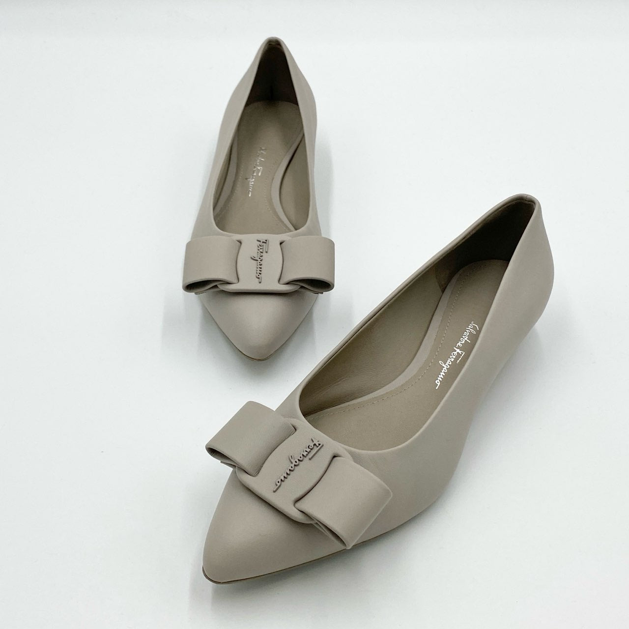 2i3 《極美品》 Salvatore Ferragamo サルヴァトーレフェラガモ VIVA フラットシューズ 7 1/2 ライトグレー レザー VARA ヴァラ バレエシューズt18r