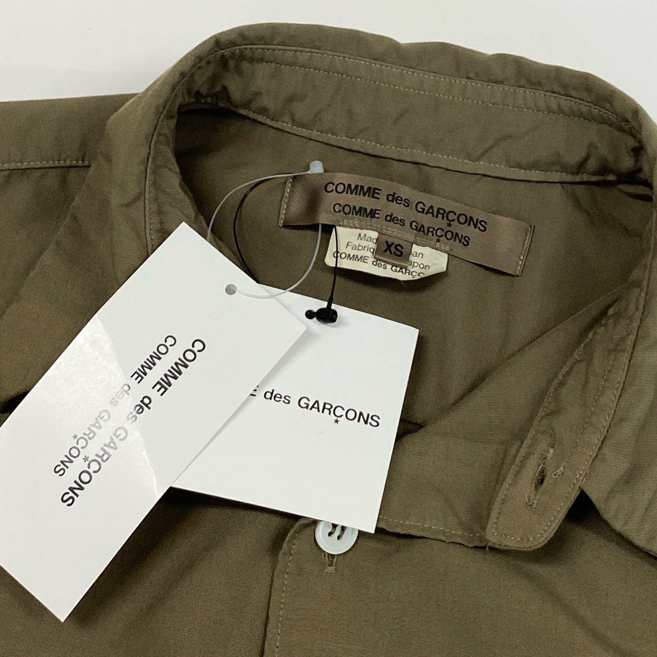 Aj15 《極美品》COMME des GARCONS コムデギャルソン 製品染めエステルシャツ 23AW 長袖シャツ  RL-B007 XS カーキ メンズu02t