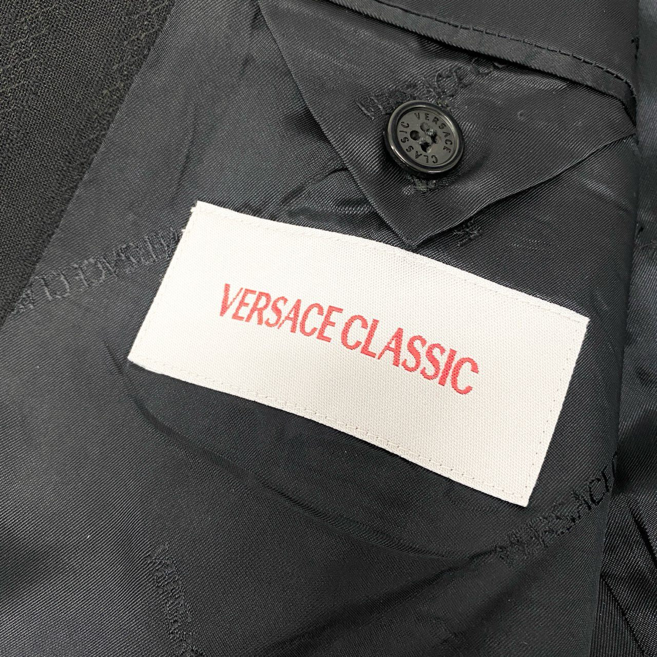51Ⅼ2 VERSACE CLASSIC ヴェルサーチ クラシック ダブルブレスト スーツセットアップ 総柄 46 ブラック メンズu02t