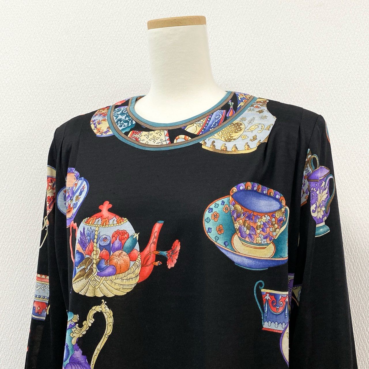 32i9 【美品】 LEONARD レオナール 長袖カットソー ティーカップ 総柄トップス シルク混紡 レディース 女性用 0389100 L ブラック マルチカラーu02t