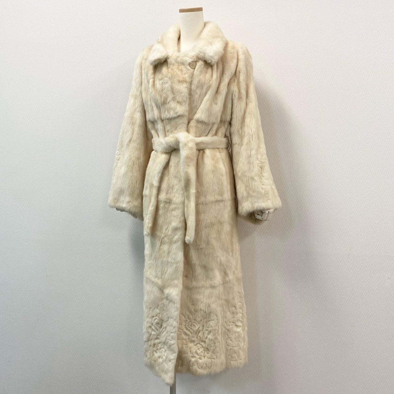 48k2《超希少》 Pellicce Moda ペリーチェモーダ パールミンク フラワーカービングデザイン 超ロングコート 120cm ホワイト 最高級本毛皮 MINK FURt18r