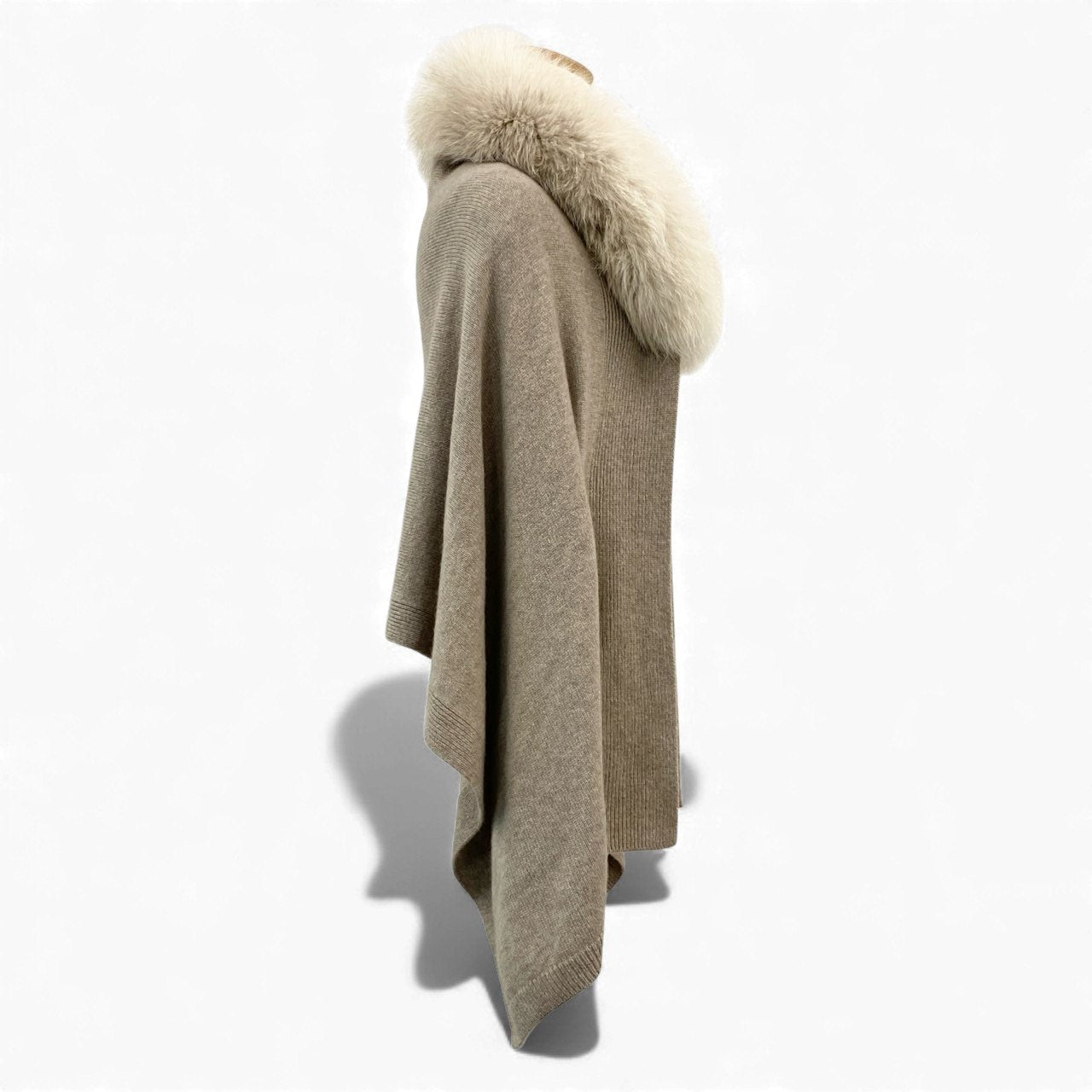 5L17【美品】FOXEY フォクシー ニットセーター フーディー ポンチョ ファー ロゴプレート トップス アウター ベージュ レディースk02i