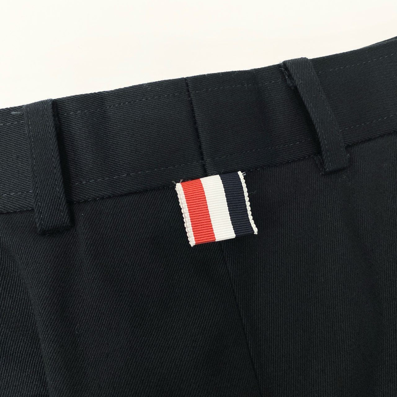 Mb23 THOM BROWNE トムブラウン コットン ツイン 4BAR チノ トラウザー ネームタグ アップリケ MTU245A-03788415 2サイズ ネイビー コットン100％ メンズ 男性用u02t