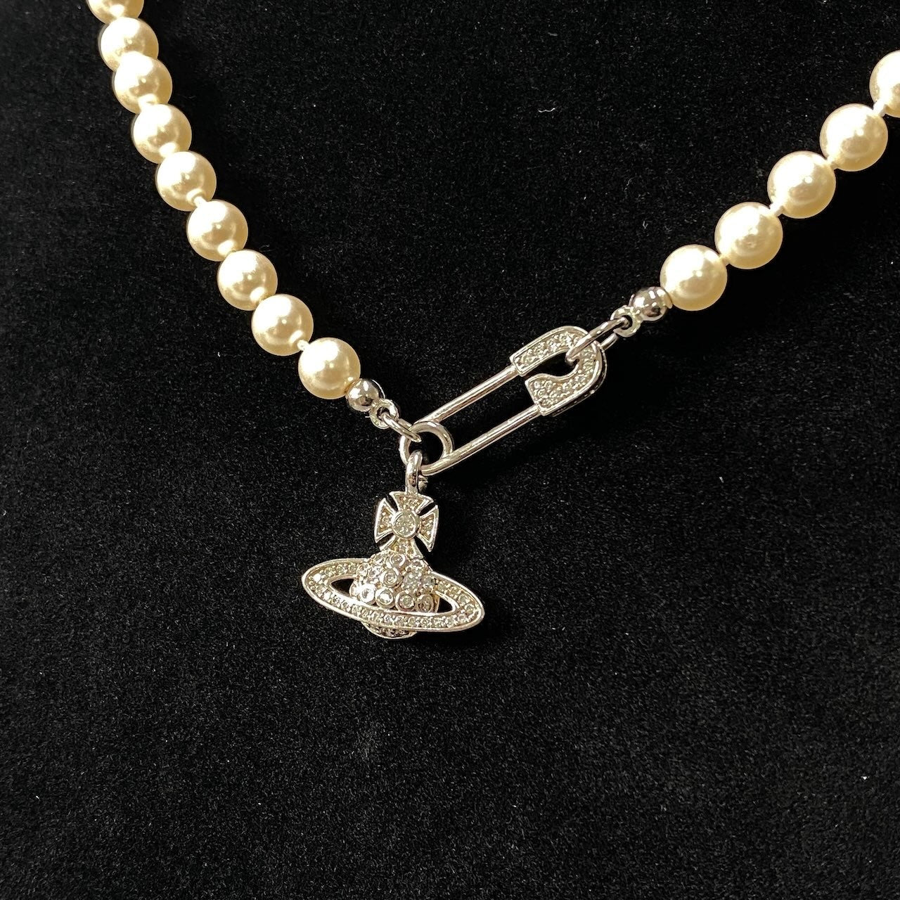 h11 《美品》 Vivienne Westwood ヴィヴィアンウエストウッド ORB ラインストーンオーブ パールネックレス ホワイト シルバー アクセサリー 安全ピンt18r
