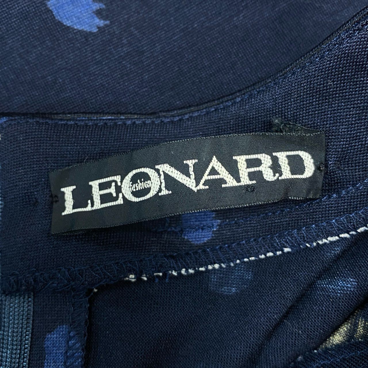 6l25 LEONARD レオナール 長袖チュニック チュニックワンピース クルーネック 美しい花柄プリント Lサイズ ネイビー レディースu02t