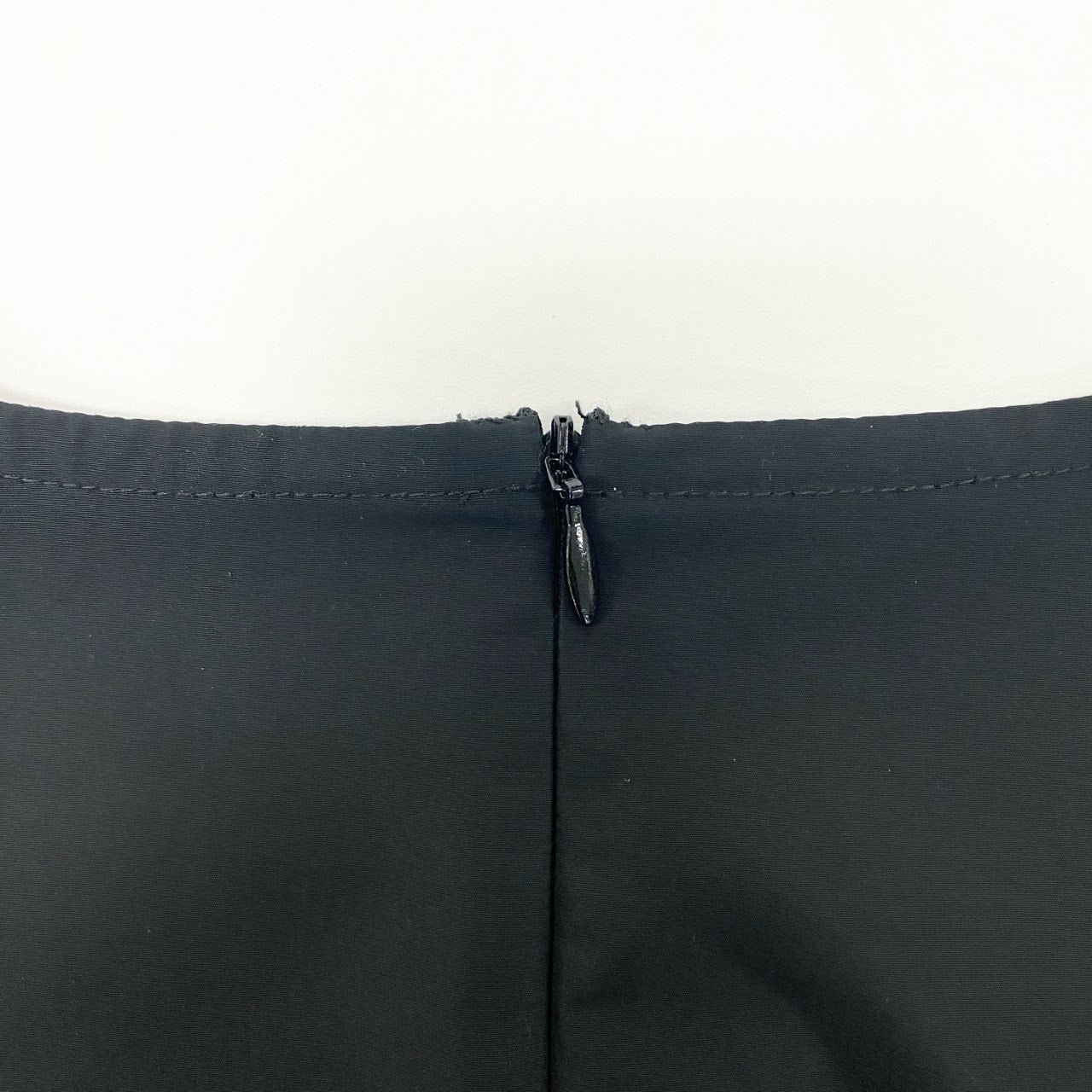 28k29 TOKUKO 1er VOL トクコプルミエヴォル フレンチスリーブ ニットワンピース プリーツ切替 身幅ゆったり○ フロント刺繡 レディース 女性用 ９ ブラックu02t