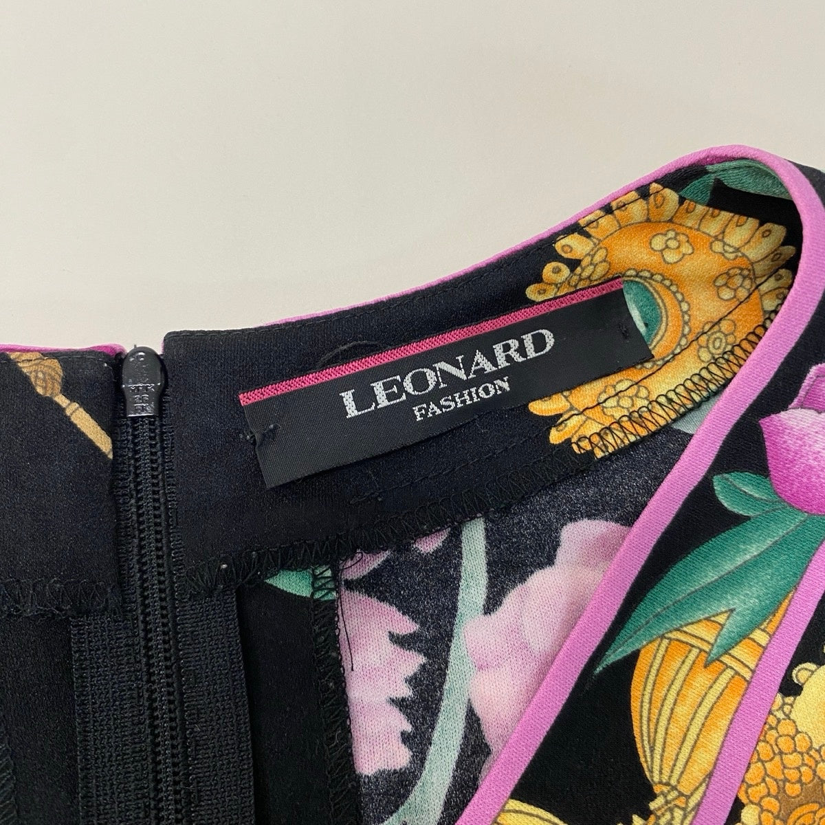 49f27 LEONARD レオナール ロングスリーブカットソー チュニックカットソー カンカン素材 Vネック 花柄プリント 0189521 Lサイズ マルチカラー レディース 女性用u02t