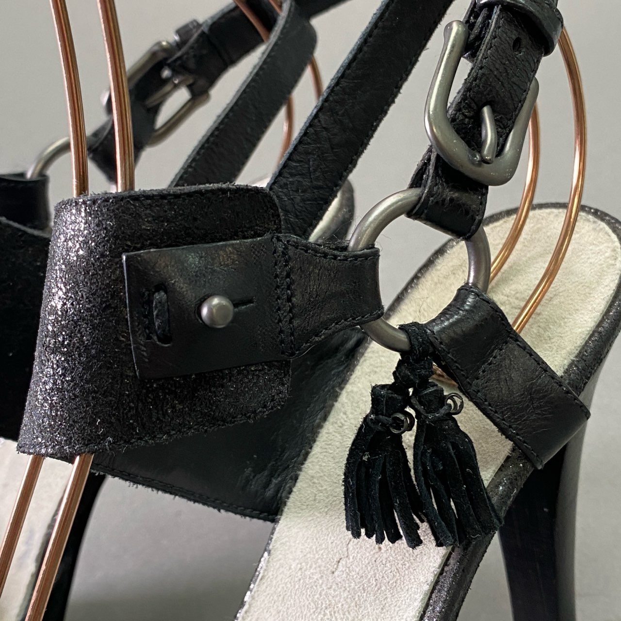 4d16 定価￥85.800 HENRY BEGUELIN ヘンリーべグリン SUEDE BAGBATO NERO スエード 濡れ加工 サンダル 37 1/2 ブラック レザー タッセル シューズ 夏