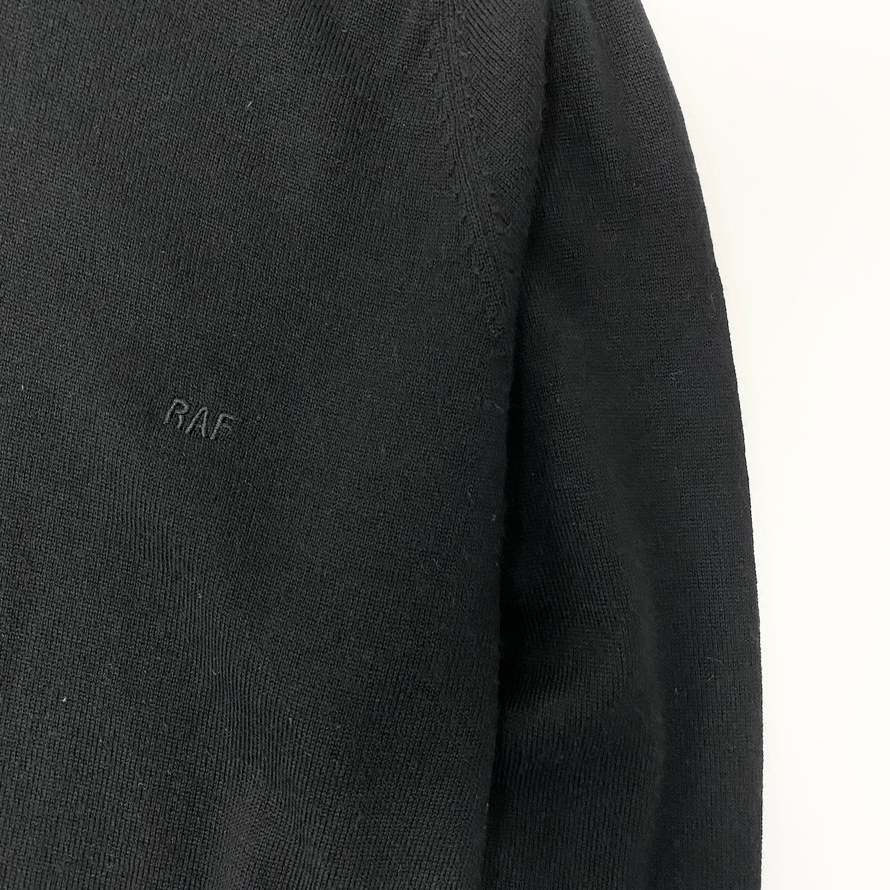 86d9 RAF BY RAF SIMONS ラフシモンズ タートルネック ニットセーター ハイゲージニット ウールブレンド ワンポイント刺繍 サイズS ブラックo07t