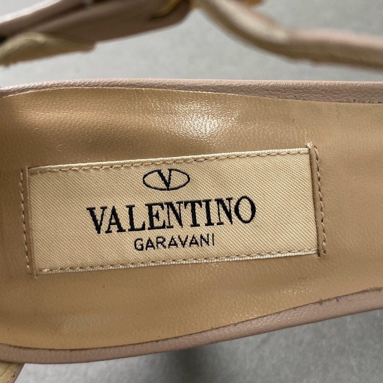 1f28 VALENTINO GARAVANI ヴァレンティノガラヴァーニ イタリア製 ロックスタッズ ヒール パンプス シューズ パテントレザー 35 1/3 ブラック ピンクベージュ