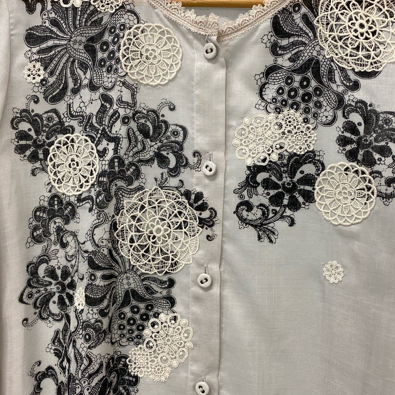 69c2 TOKUKO 1er VOL トクコプルミエヴォル シアーブラウス ノーカラーシャツ 七分袖 レース装飾 レディース 女性服 サイズ9 ホワイト系 ポリエステル100％u02t