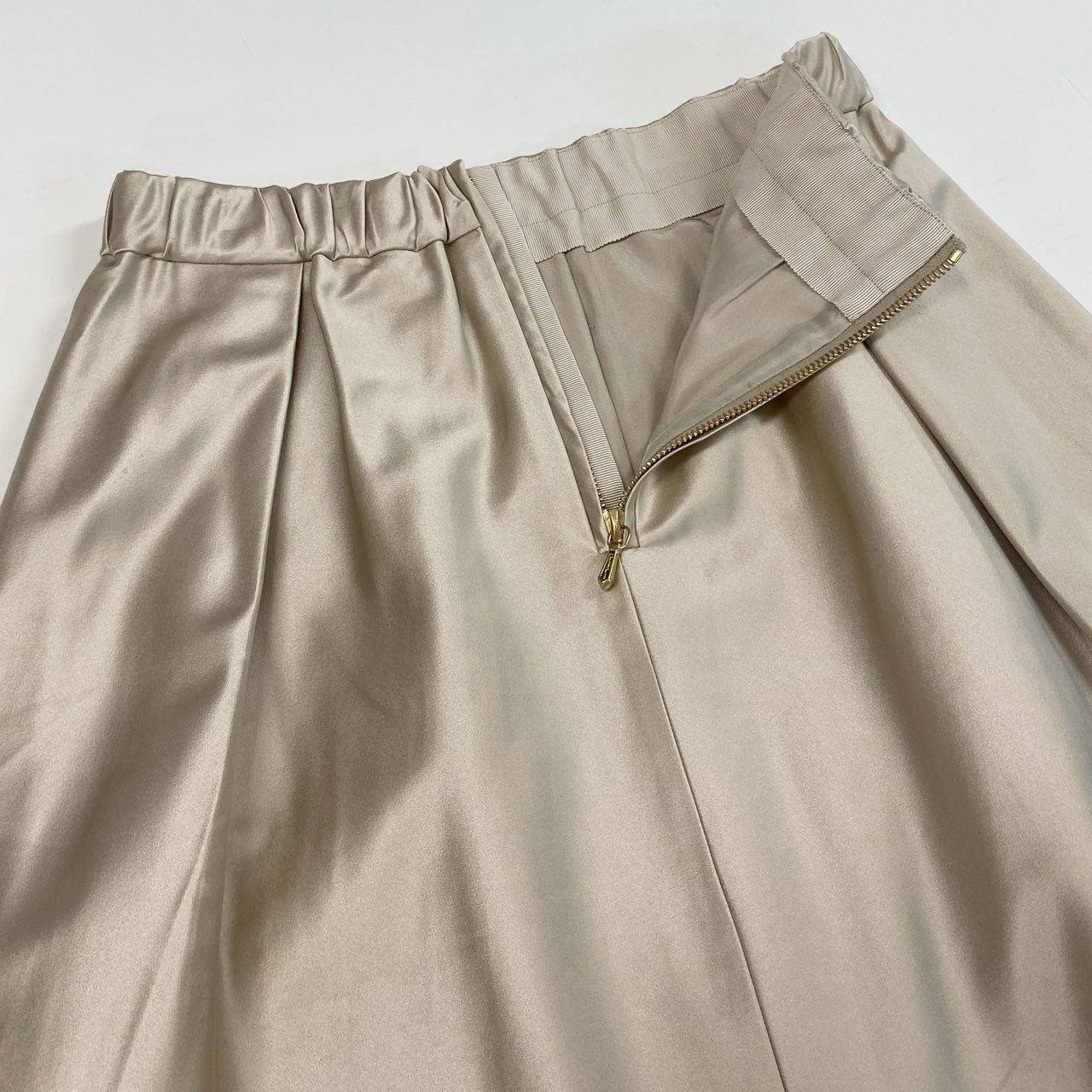 26j24 Drawer ドゥロワー シルクフロントタックスカート フレアスカート シルク 6524-299-1754 36サイズ ベージュ レディースu02t