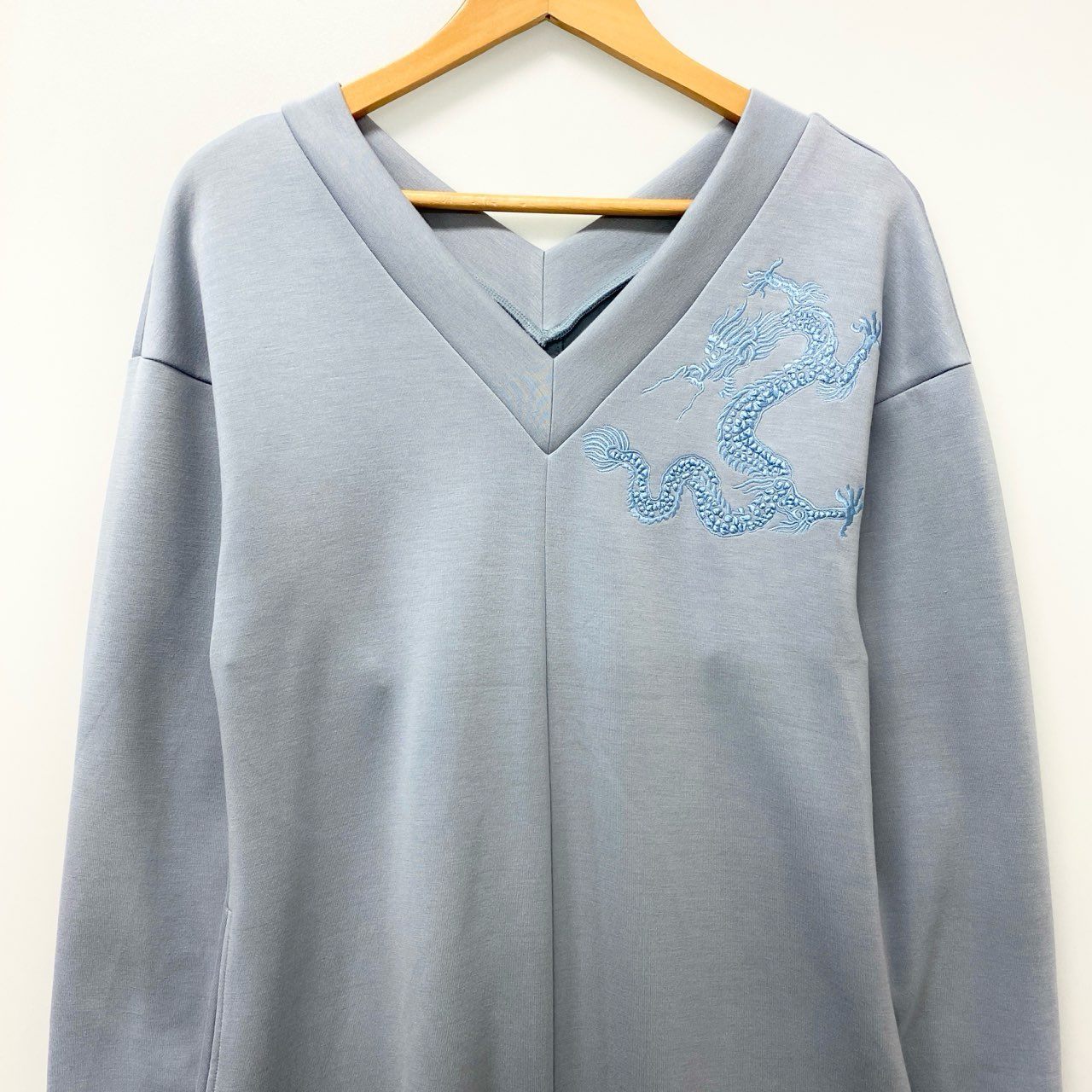11c20 VIVIENNE TAM ヴィヴィアンタム 2024 ドラゴン刺繍 長袖カットソーワンピース ロングワンピース 38 ライトブルー レディースu02t