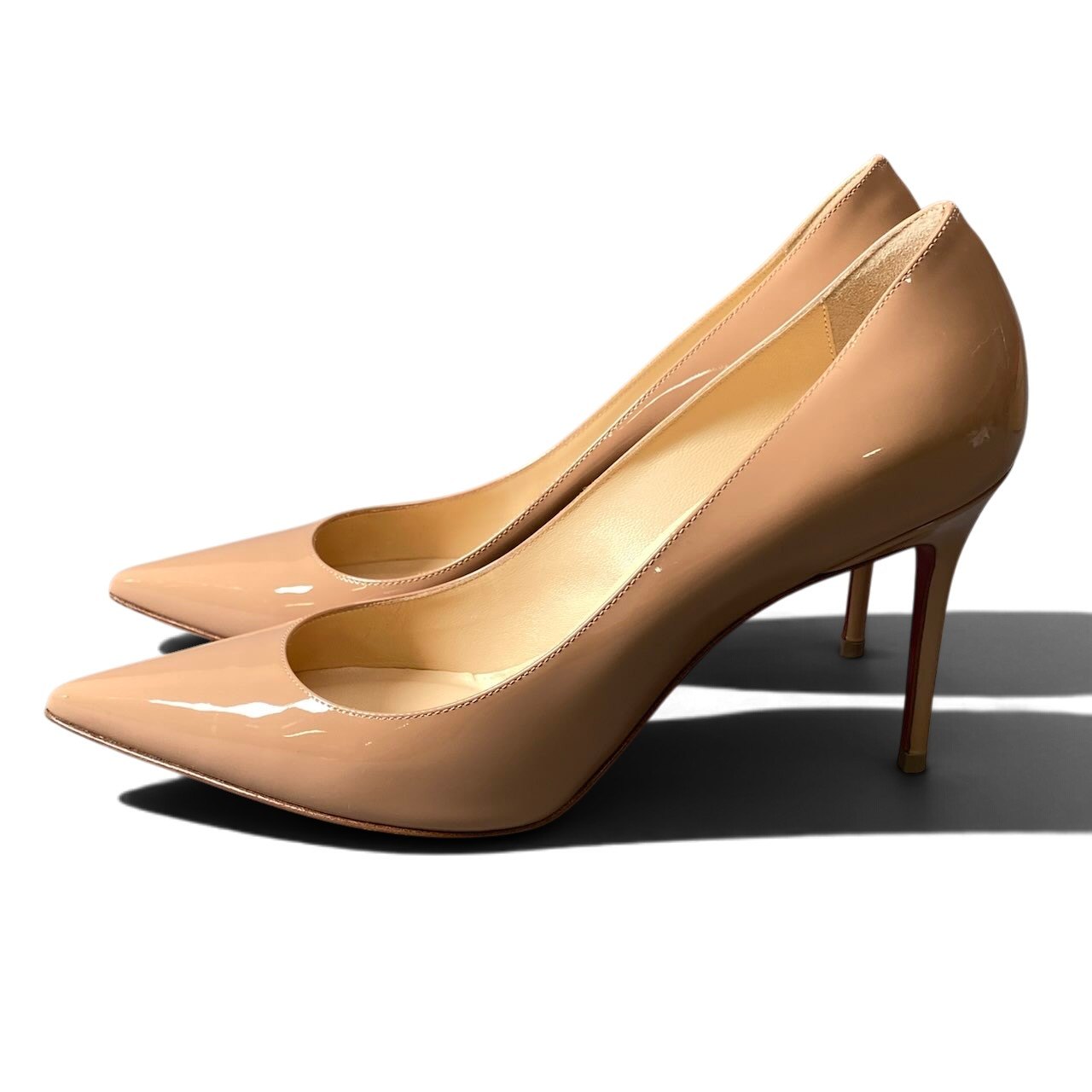 h10 【極美品】Christian Louboutin ポインテッドトゥ パテント パンプス 38サイズ ベージュ レザー レディース 女性用k02i