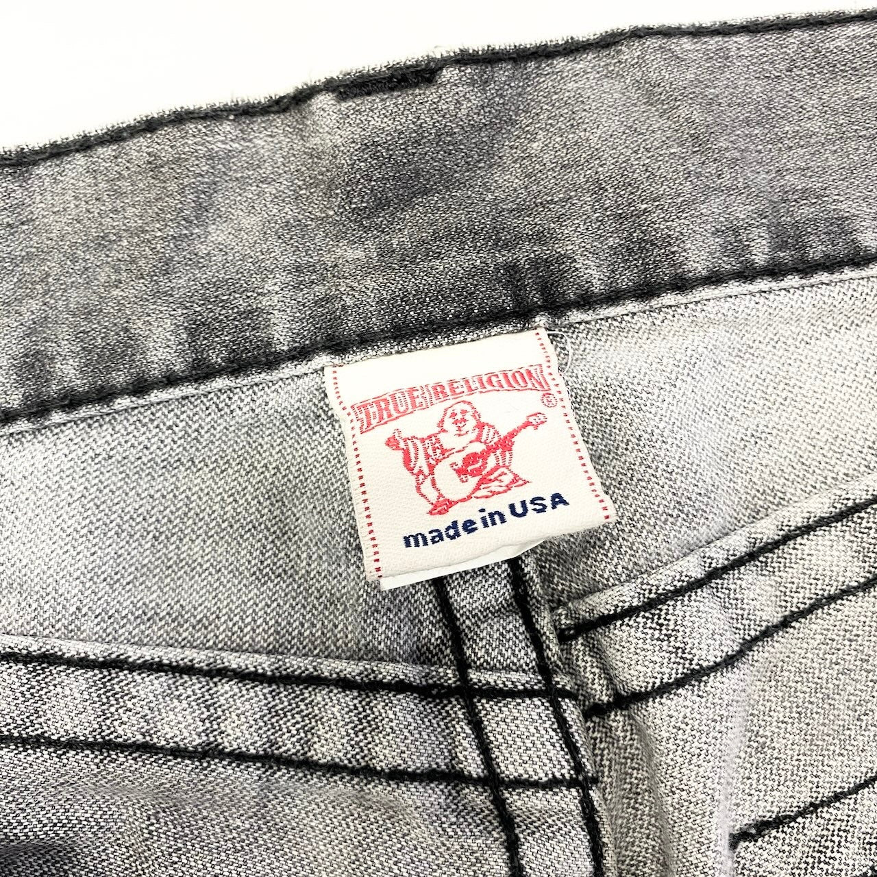 69d30 米国製 TRUE RELIGION トゥルーレリジョン RICKY ストレートフィットデニム デニムパンツ ひ型マーク 馬蹄  ROW30/SEAT33 グレー系 コットン100％ メンズ 紳士服u02t